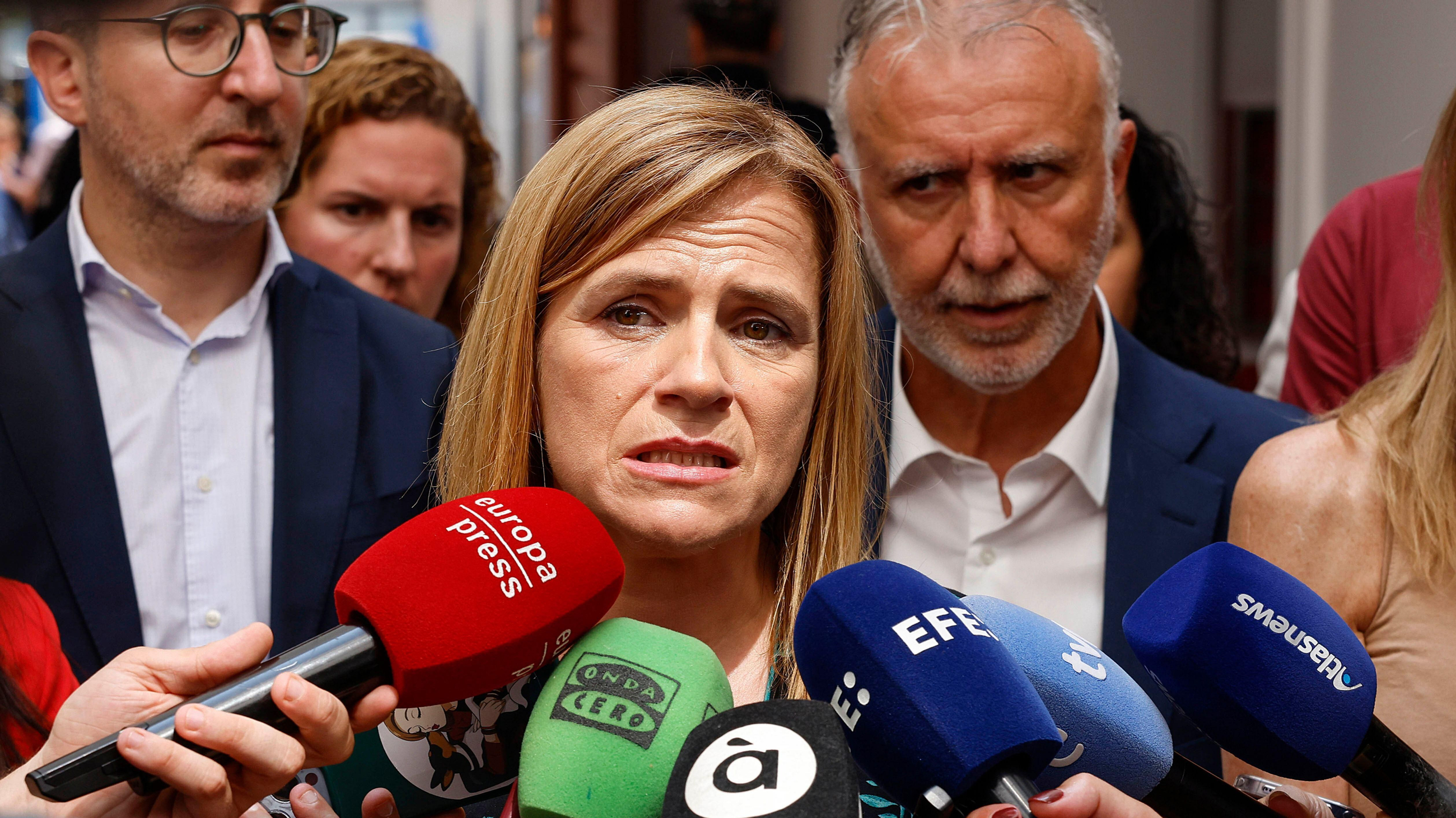 Pilar Bernabé i el ministre Ángel Víctor Torres en la seua visita a pobles afectats per la dana
