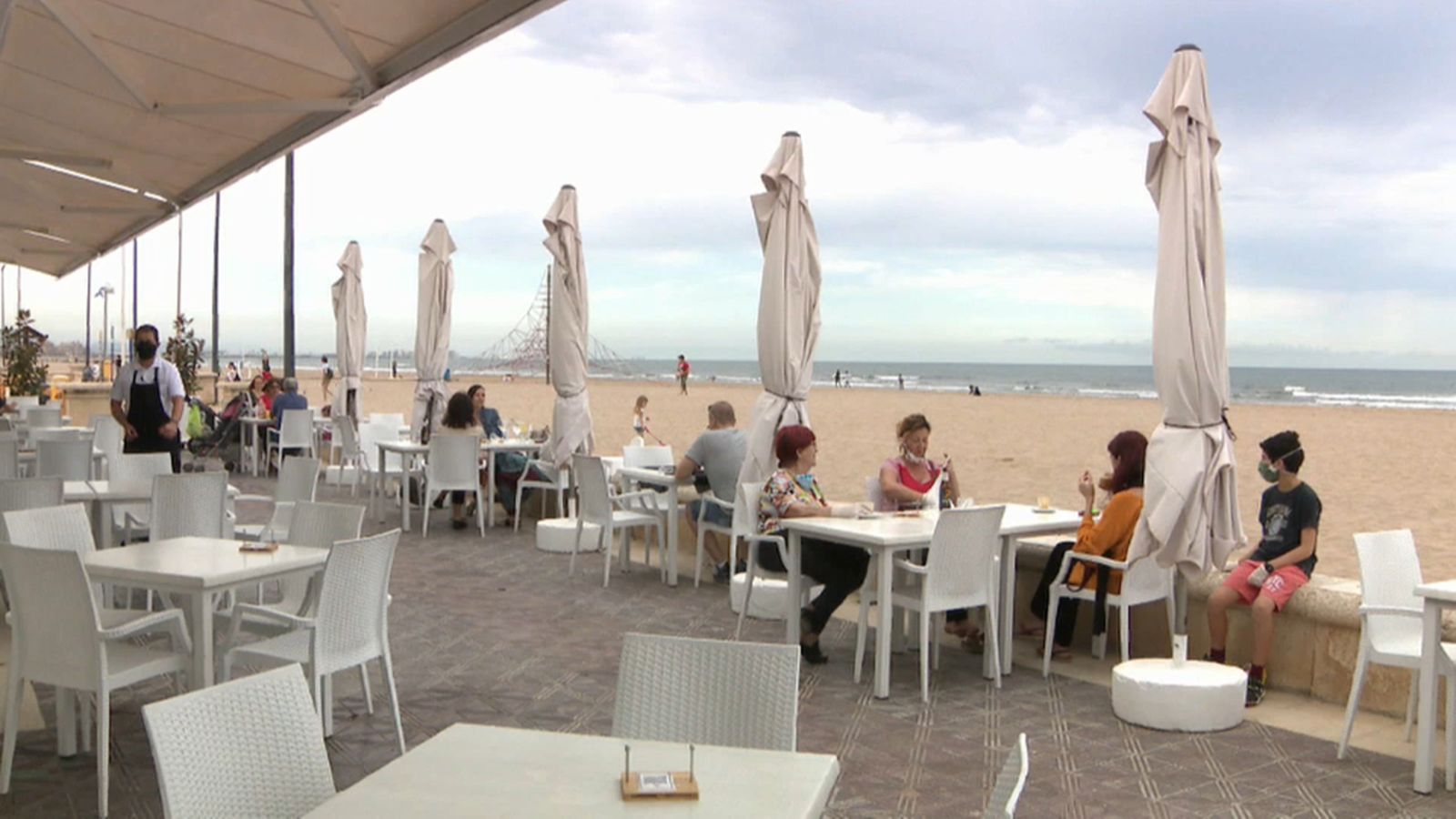 Les terrasses valencianes han obert superant les previsions