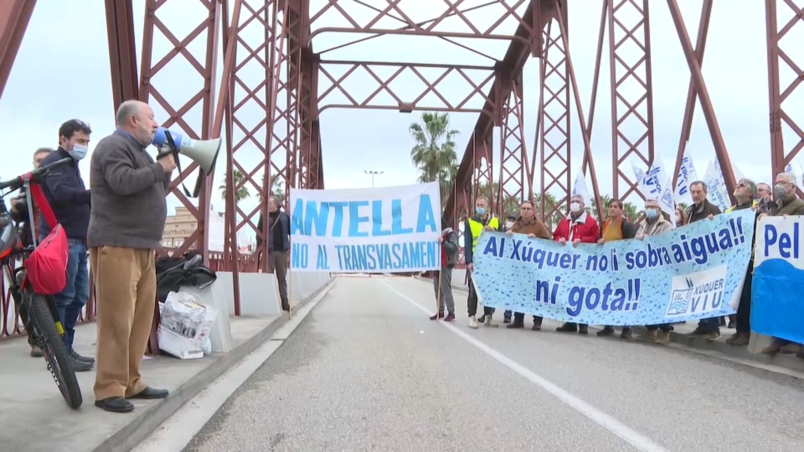 Concentració al Pont de Ferro d'Alzira