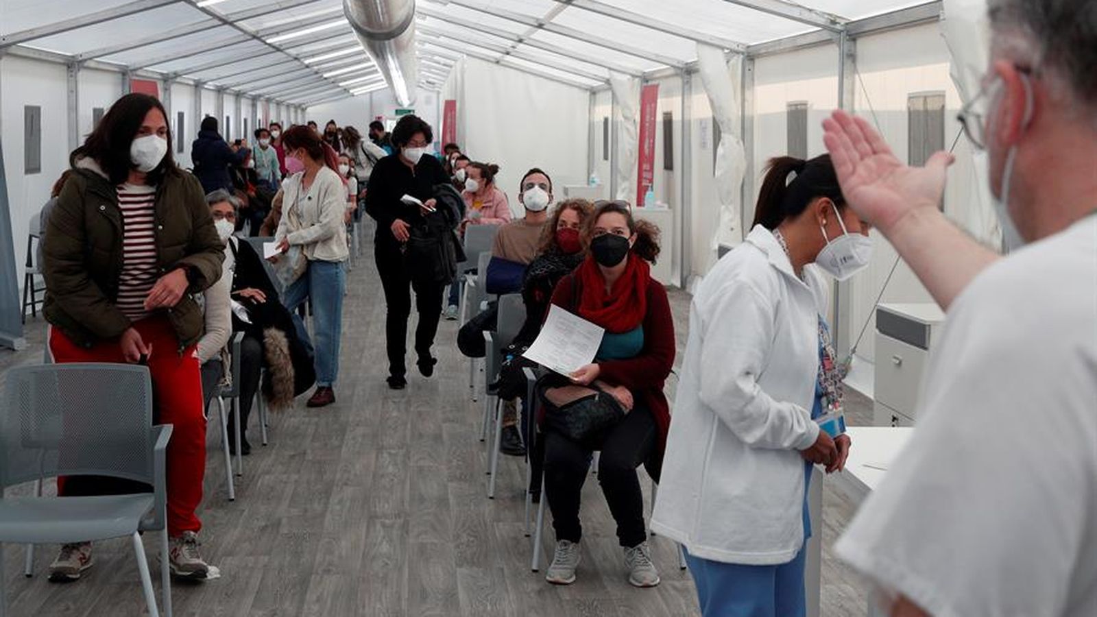 Moment en què es paralitza la vacunació amb AstraZeneca a l'hospital de campanya de la Fe, a València