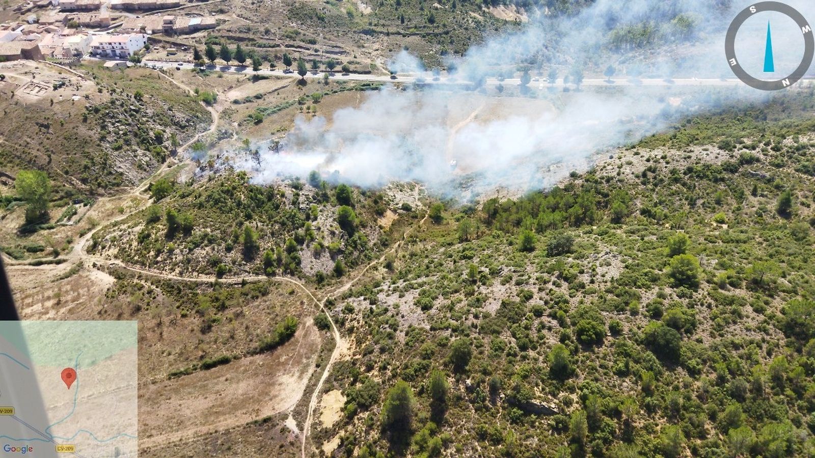 Les flames avancen per la massa forestal del terme de Pina de Montalgrao
