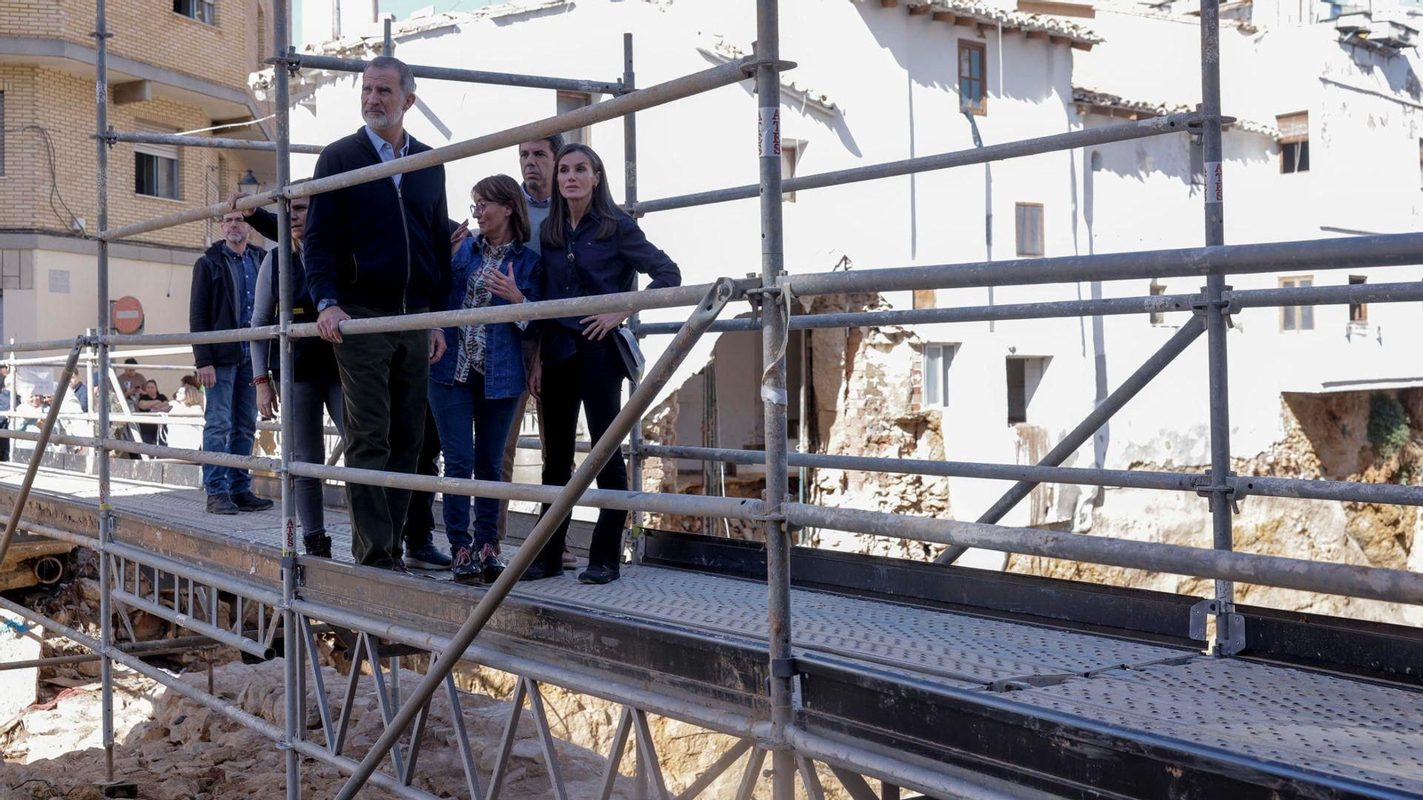 Els reis sobre una de les passareles provisionals que creuen el barranc de Xiva durant la visita d'este dimarts