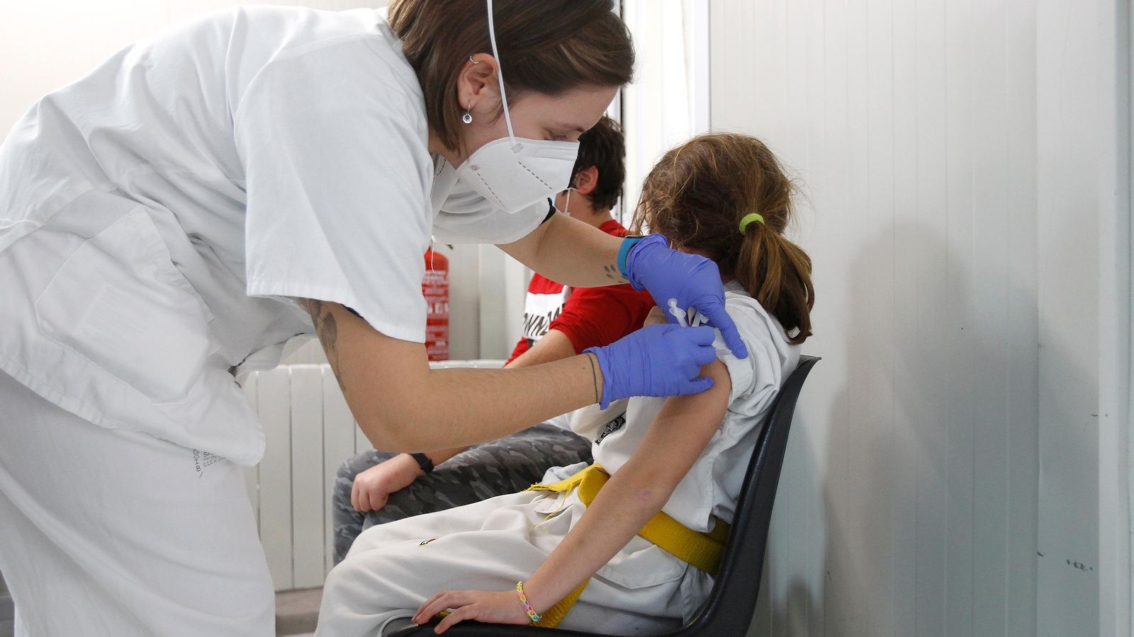 Una xiqueta reb la dosi contra la covid en un hospital balear