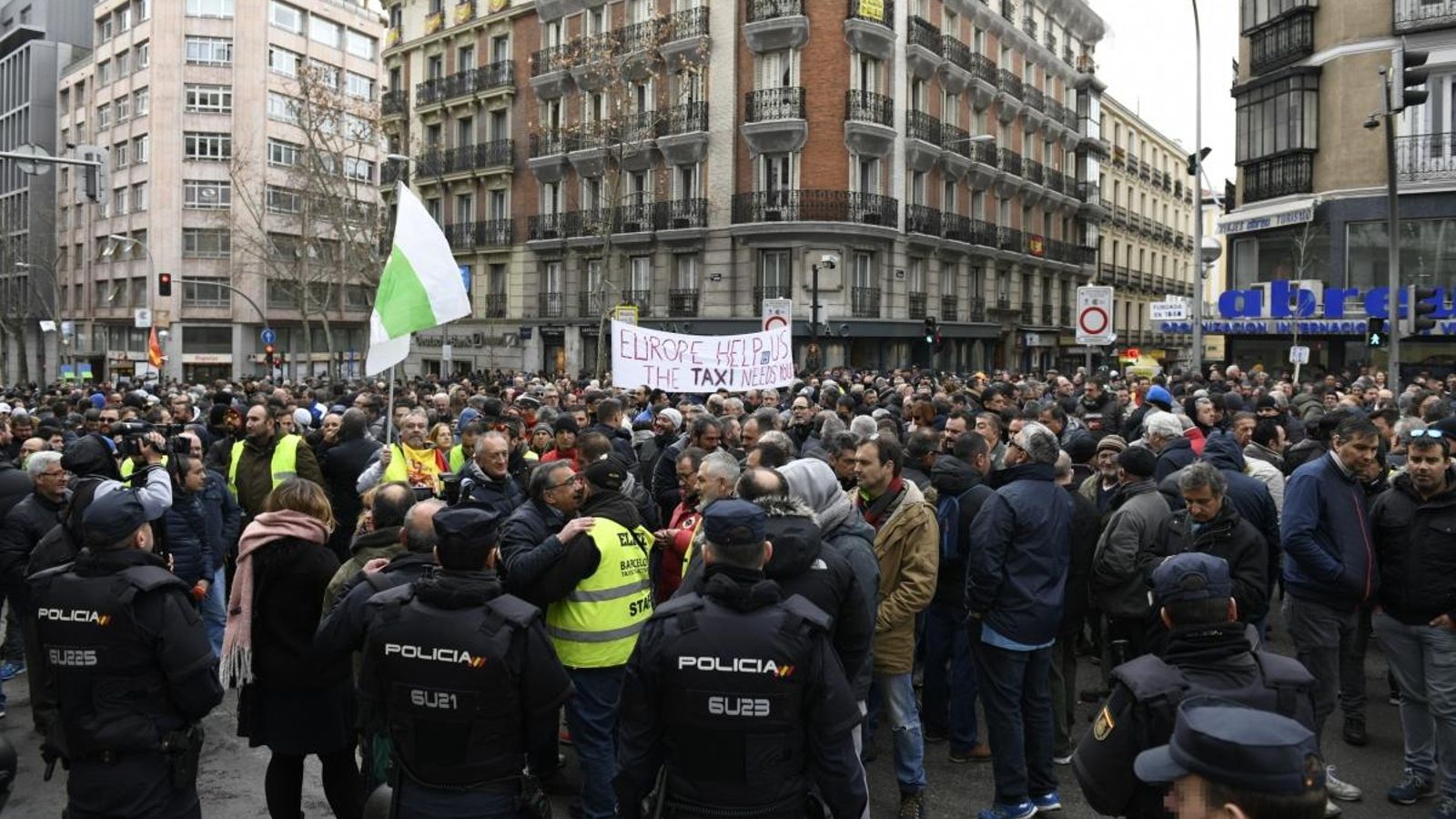 Els taxistes de Madrid es concentren al carrer Gènova, en el seu nové dia d’aturs