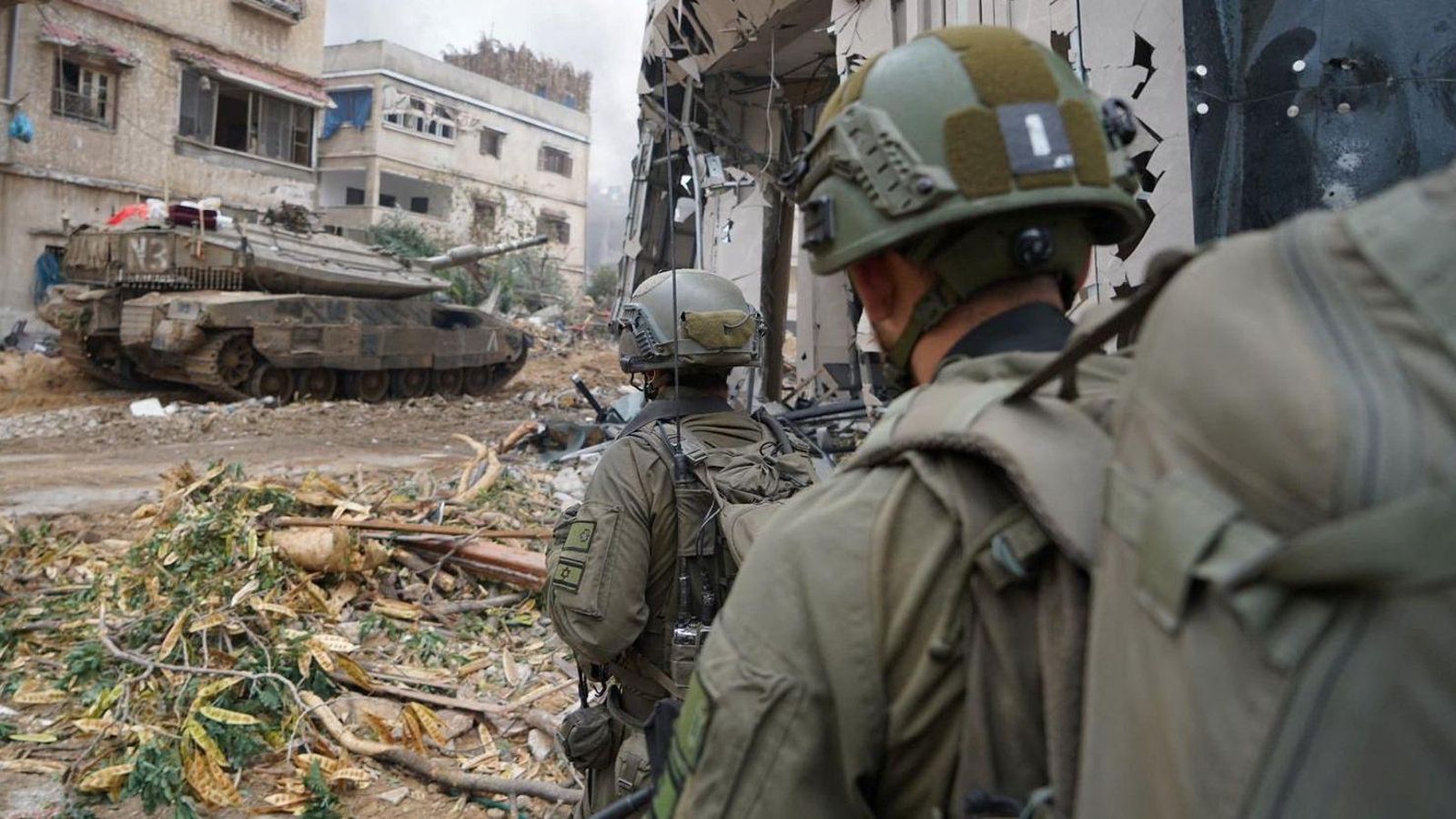 Soldats israelians patrullen per un lloc indeterminat de la ciutat de Gaza