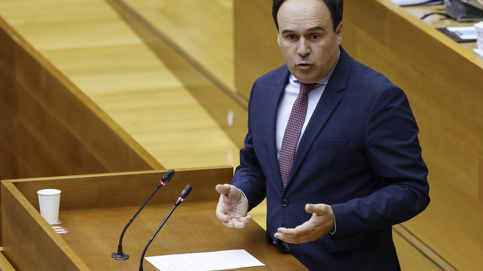 El 'president' de la Generalitat, Juanfran Pérez Llorca, en la sessió de control a les Corts en imatge d'arxiu