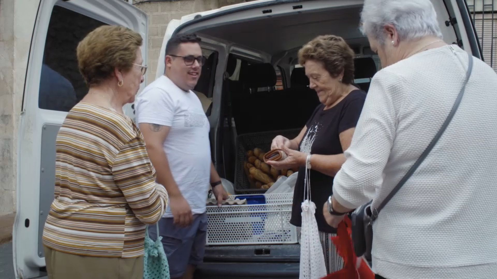 El forner de Tárbena puja cada matí a vendre pa a les famílies