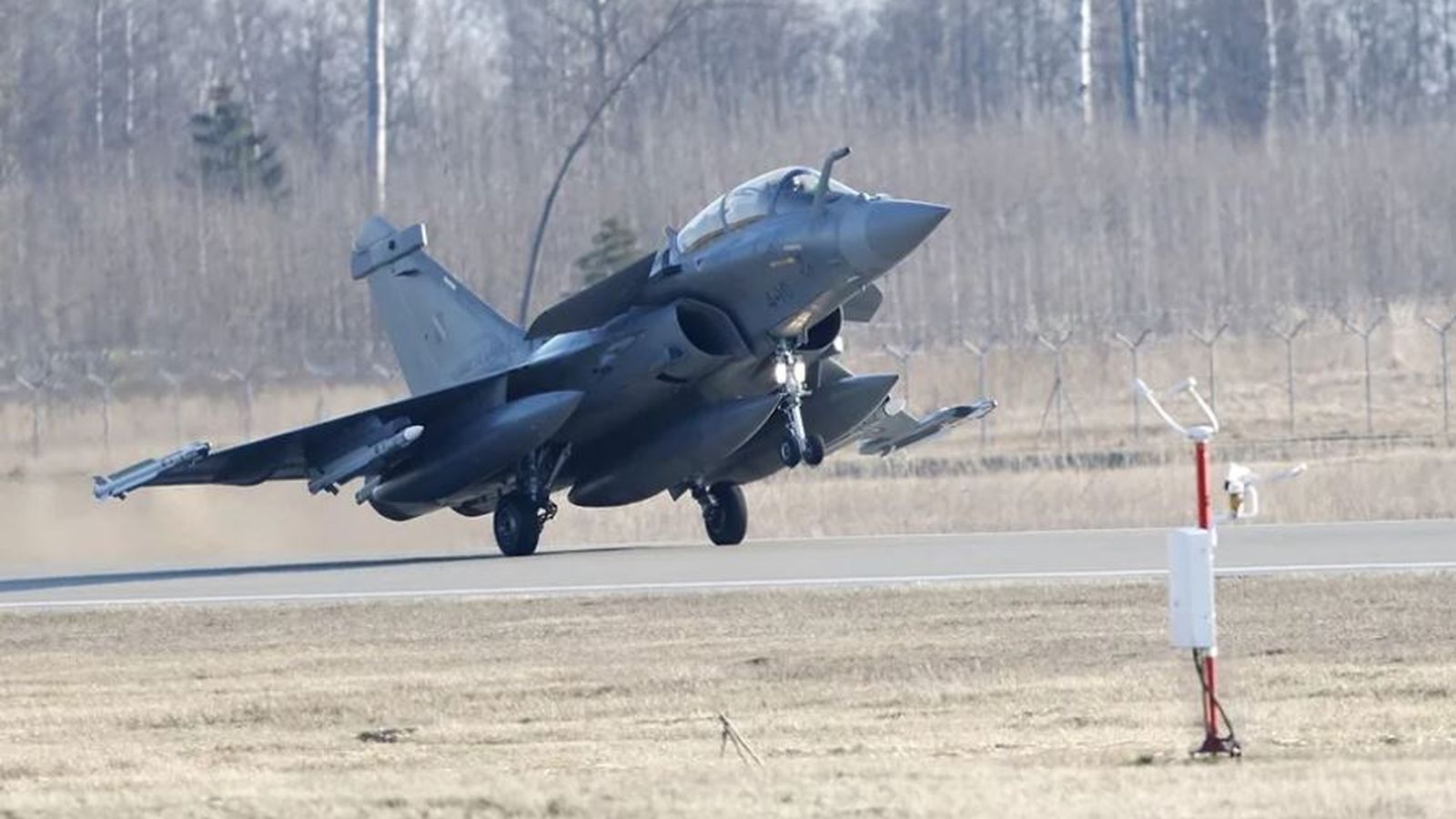 Un caça francés Rafale F4, assignat a la missió de l'OTAN de vigilància aèria al Bàltic, en una fotografia d'arxiu.