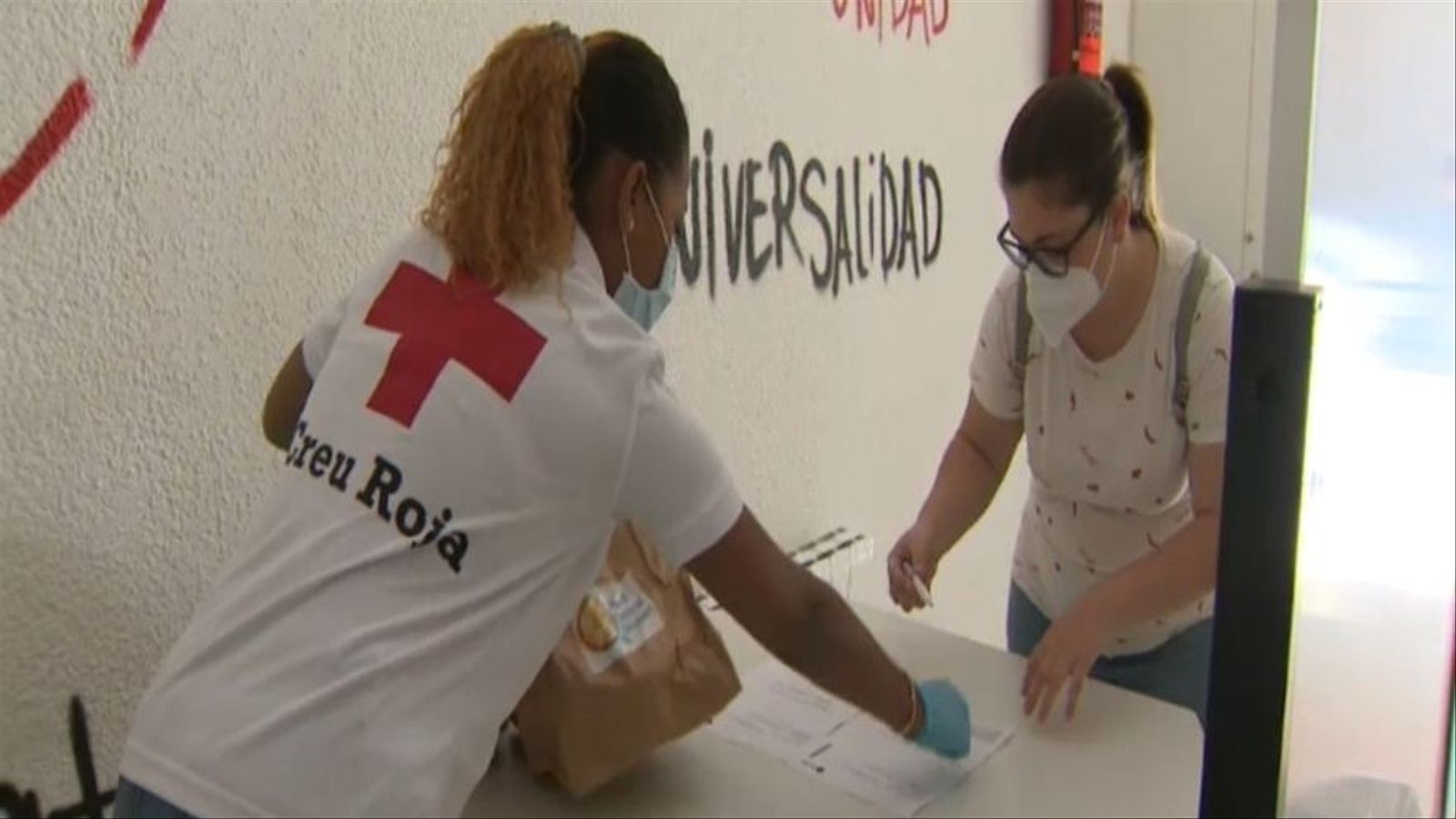 Una beneficiaria d'ajuda de Creu Roja, en una imatge d'arxiu