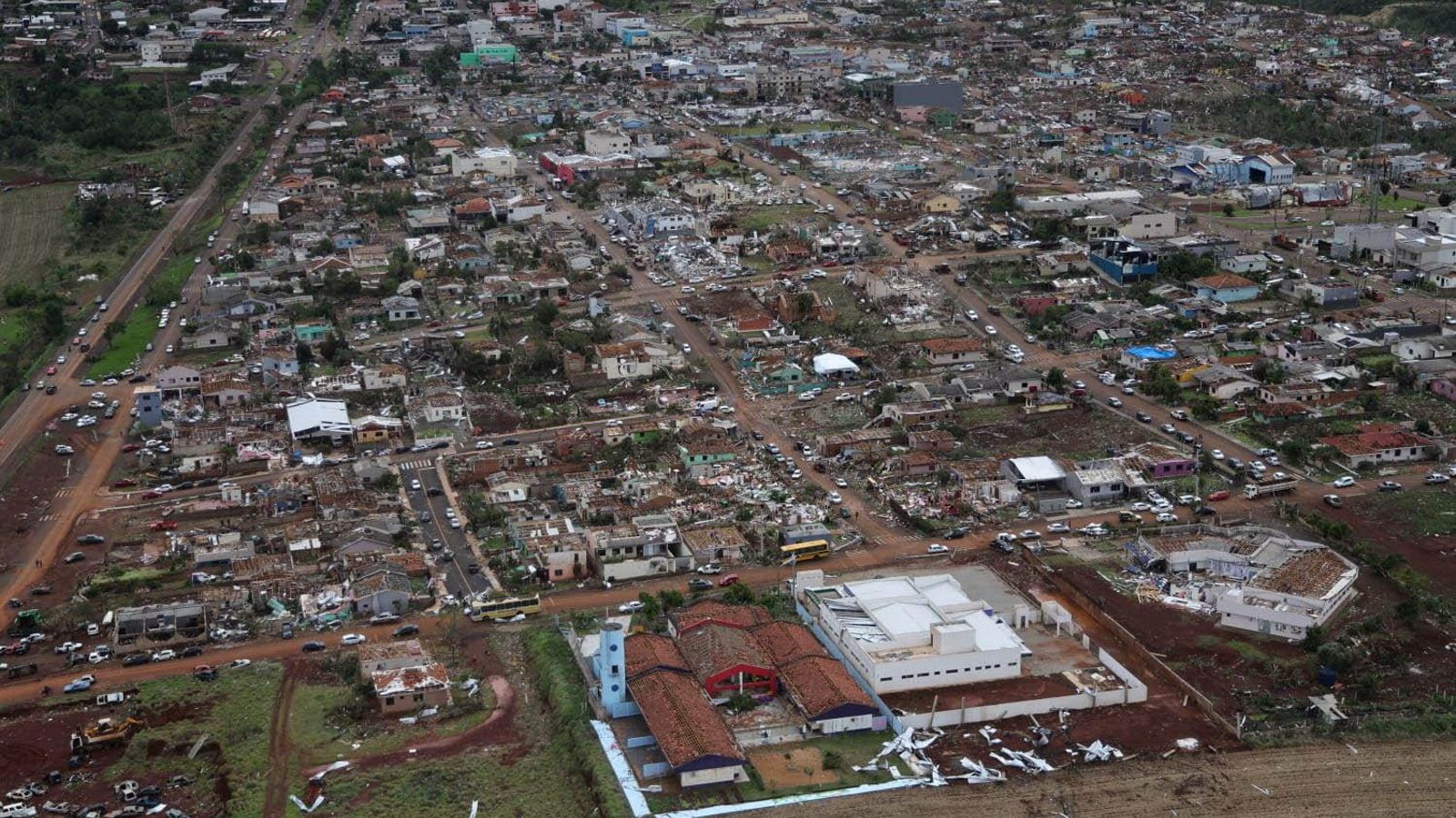 Vista aèria de les cases destruïdes després del pas del tornado a Rio Bonito do Iguaçu