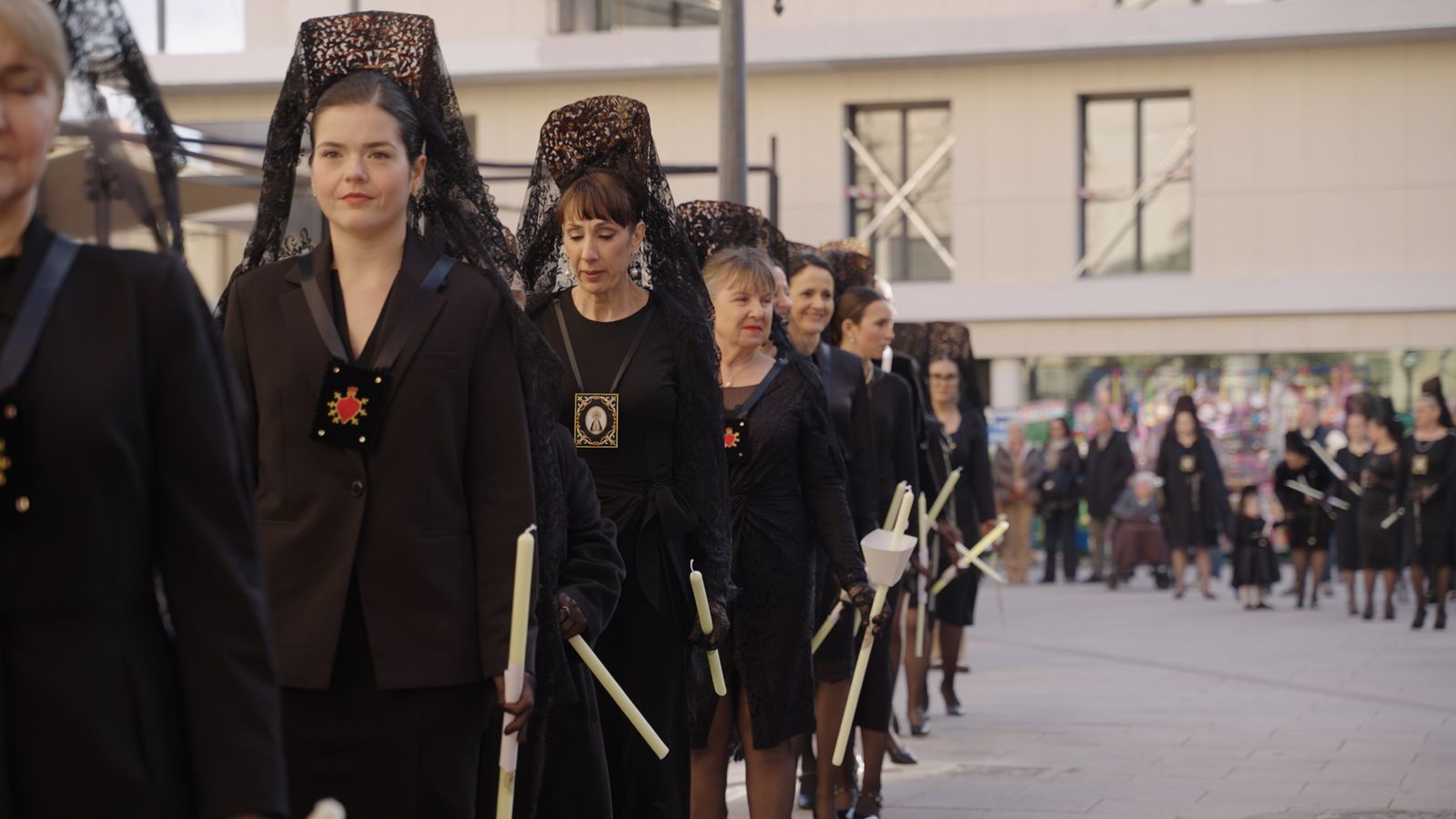 A Albatera, participarem en la tradicional processó de la mantellina, protagonitzada per dones vestides de negre