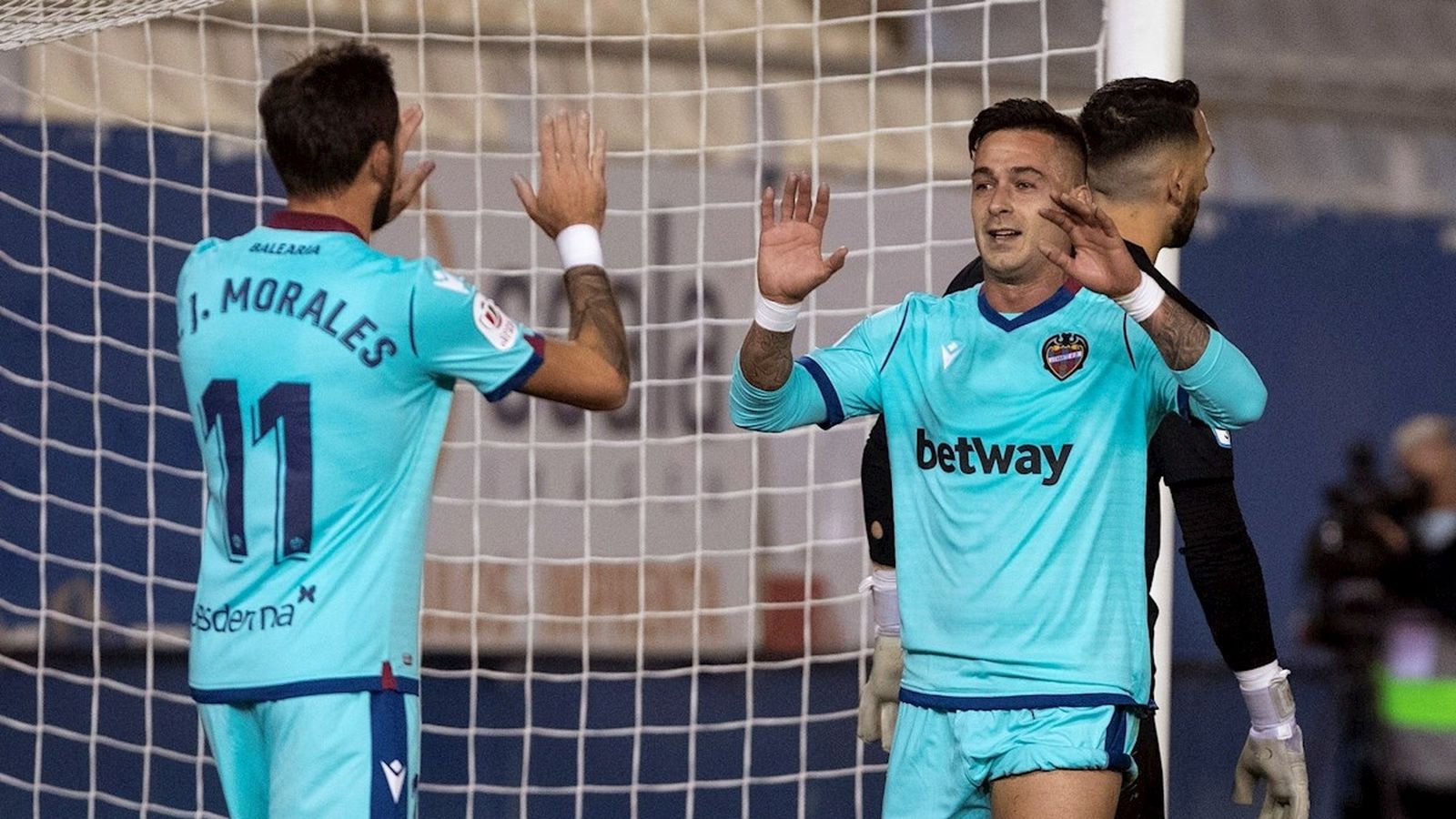 Sergio León, que ha fet el seu primer hat-trick en el futbol professional, celebra un dels gols