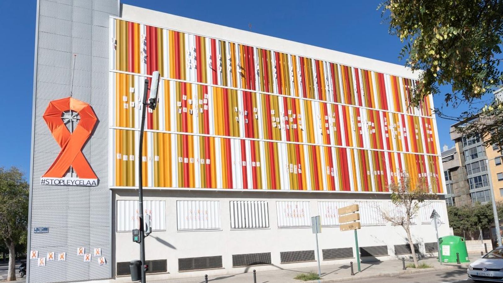 Una escola concertada de València, amb llaços taronja a la façana com a mesura de protesta