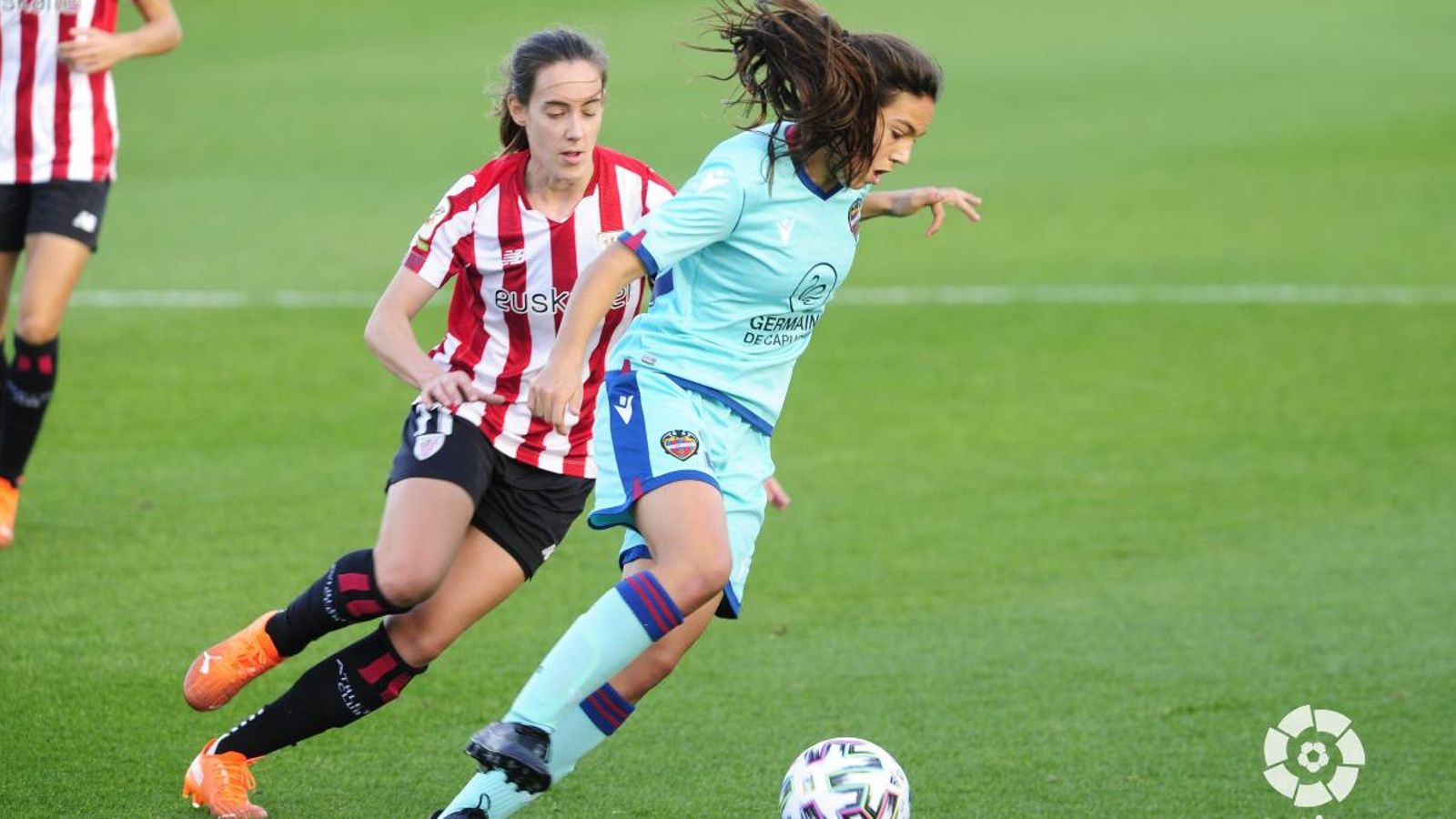 Paula Tomàs en una acció del partit