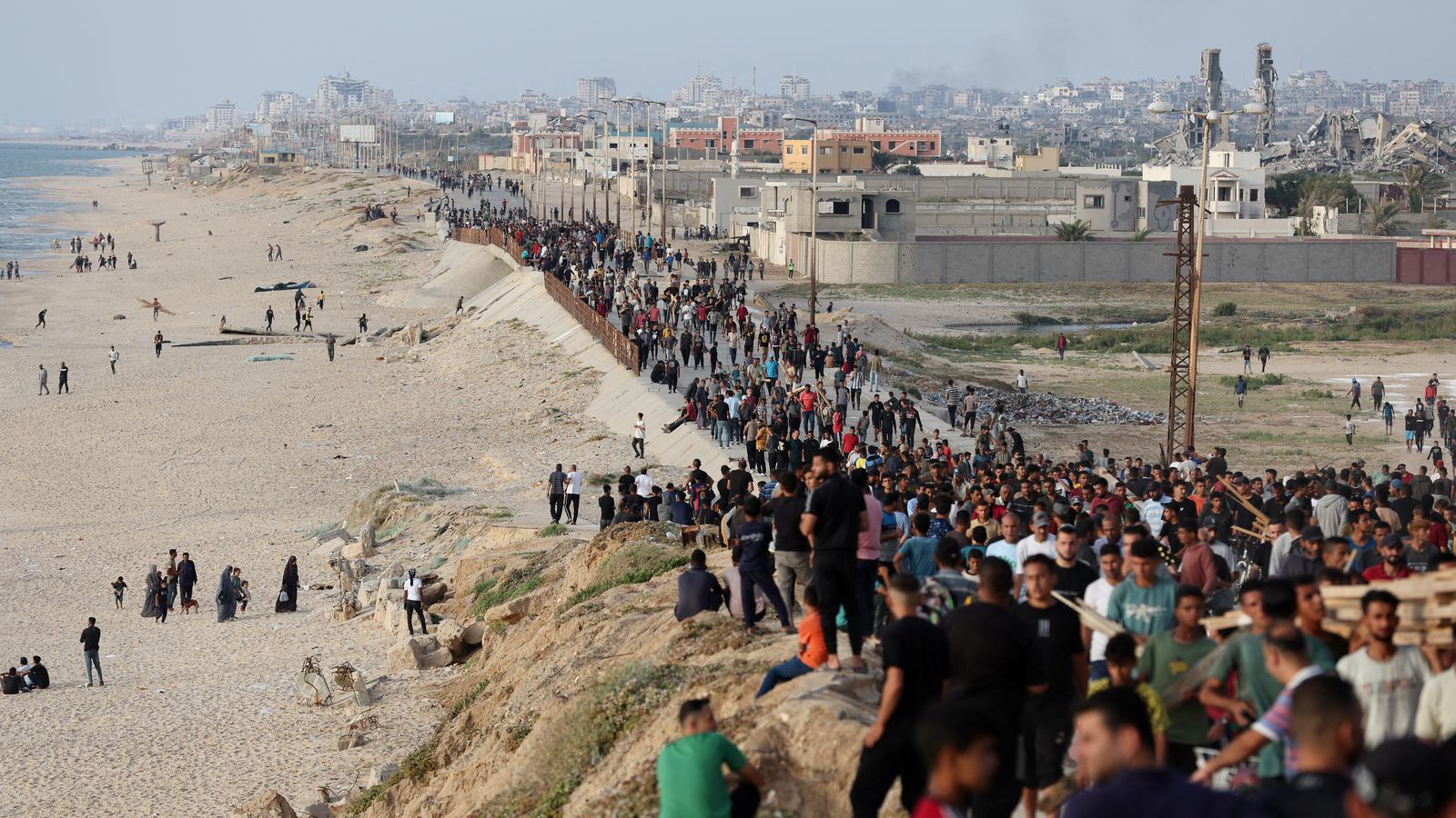 Un grup de palestins aguarda una entrega d'ajuda al centre de Gaza