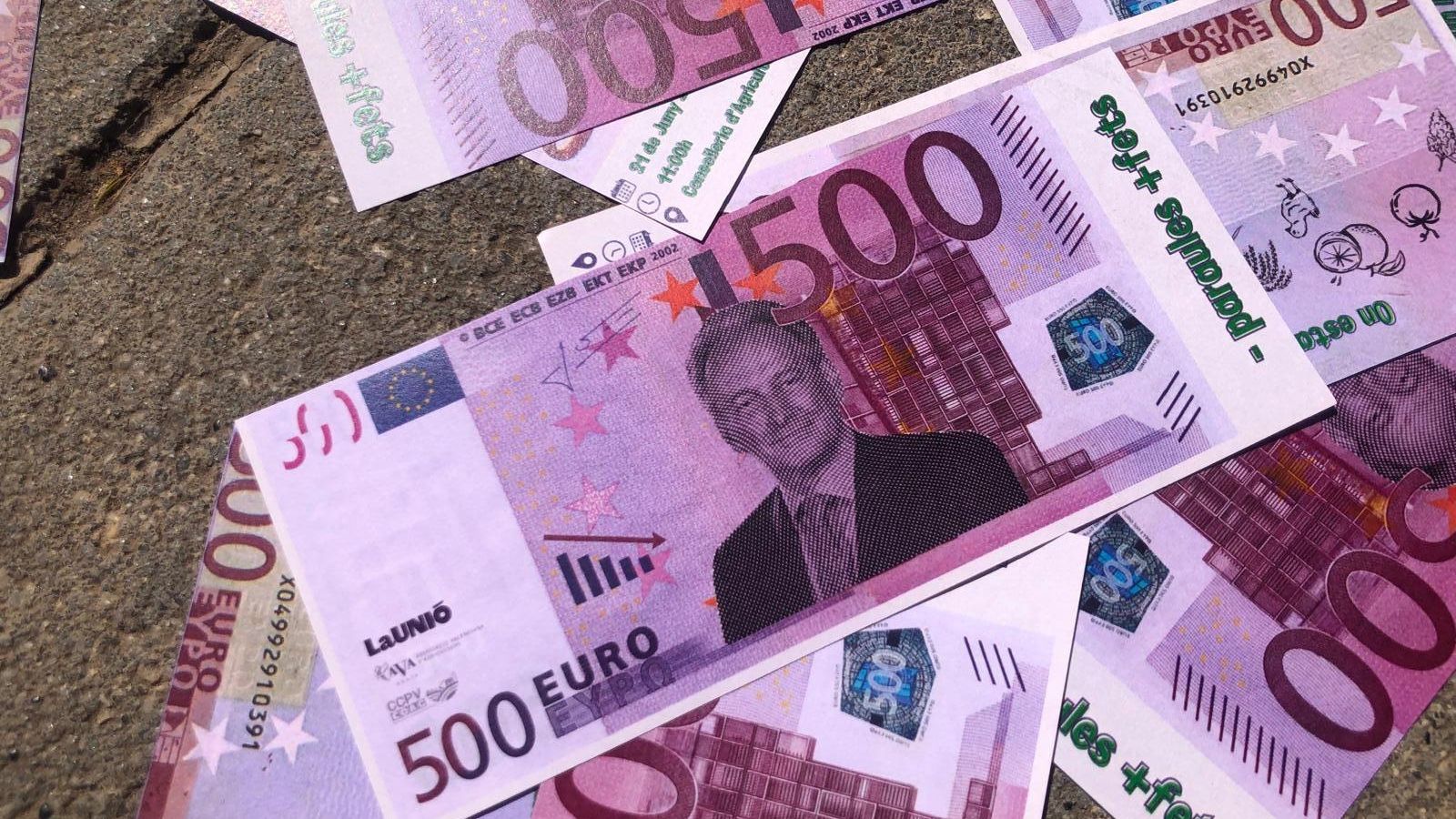 Bitllets de 500 amb la cara del conseller Aguirre estampada llançats durant la protesta