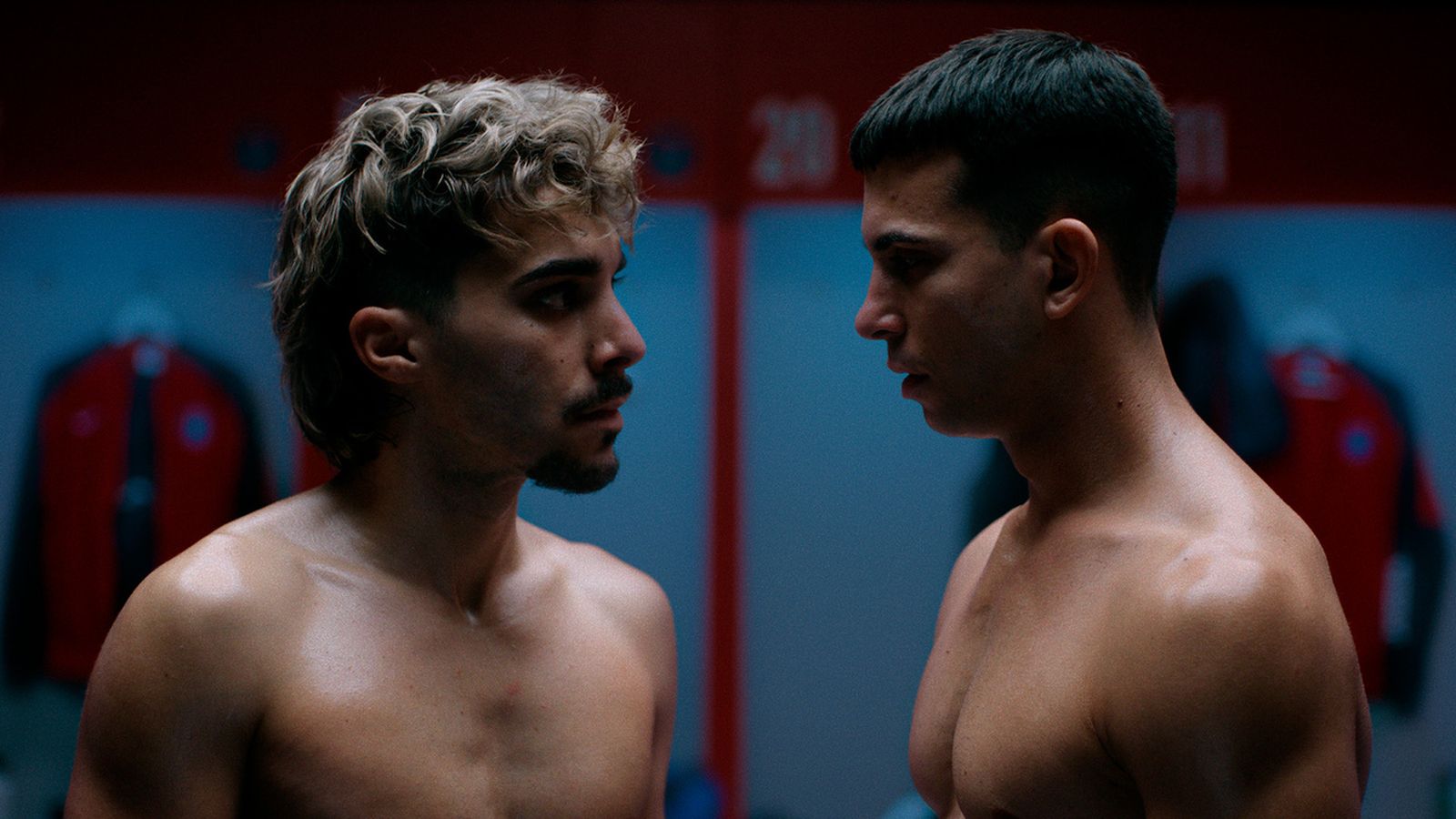 En 'Capitans', els dos capitans d’un equip de futbol mantenen una discussió que acaba revelant el que s’amaga als vestuaris de Primera Divisió: el silenci dels futbolistes homosexuals