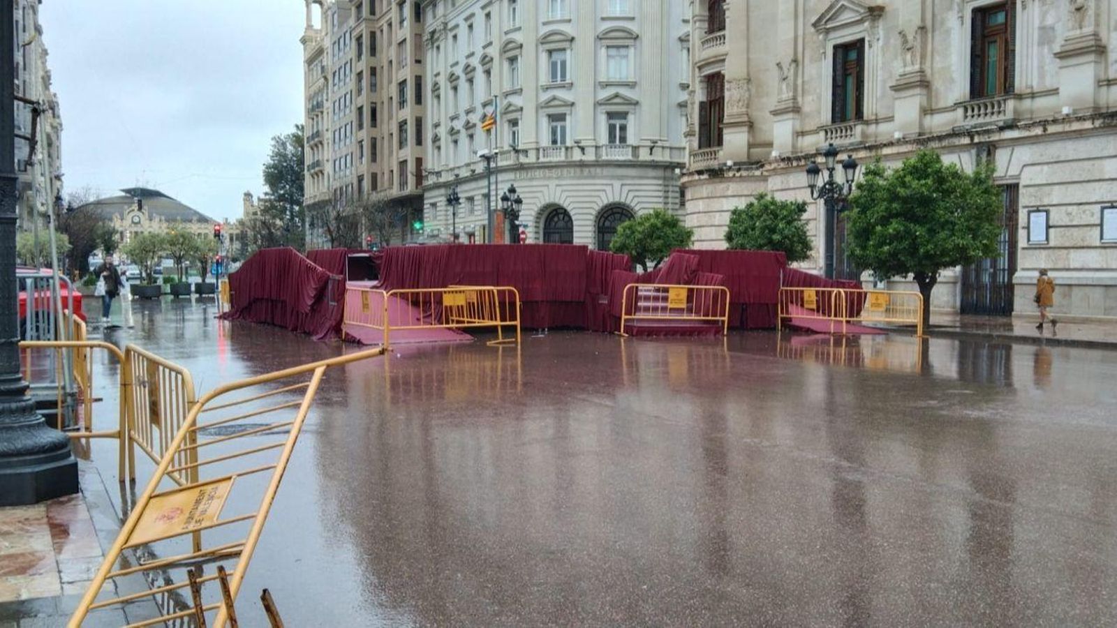 Tribuna de la Plaça de l'Ajuntament de València que s'havia instal·lat per al lliurament de premis dels monuments grans