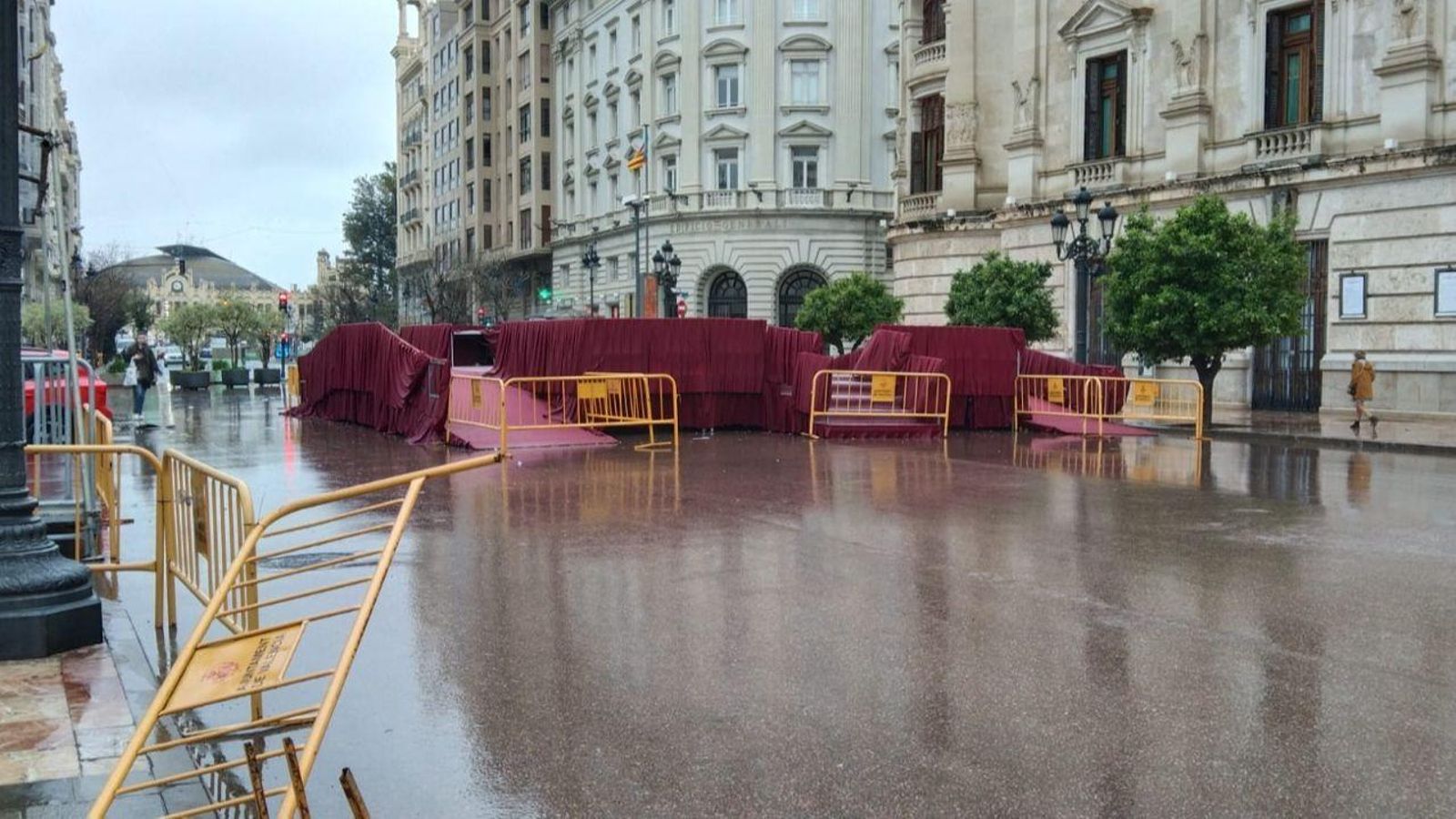 Tribuna de la Plaça de l'Ajuntament de València que s'havia instal·lat per al lliurament de premis dels monuments grans Tribuna de la Plaça de l'Ajuntament de València que s'havia instal·lat per al lliurament de premis dels monuments grans
