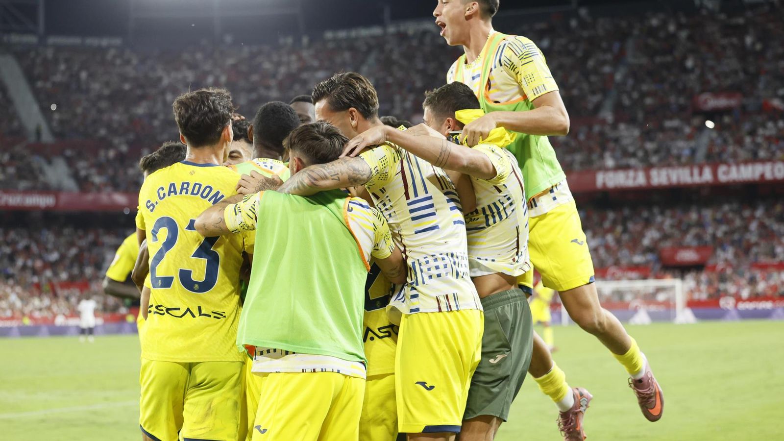 Els jugadors del Villarreal celebren el gol del triomf