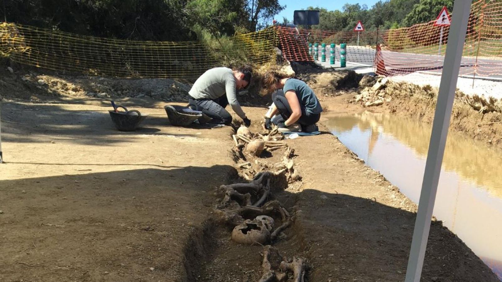 Les fosses estarien relacionades amb un hospital militar conegut com a Corral de Aguavientos