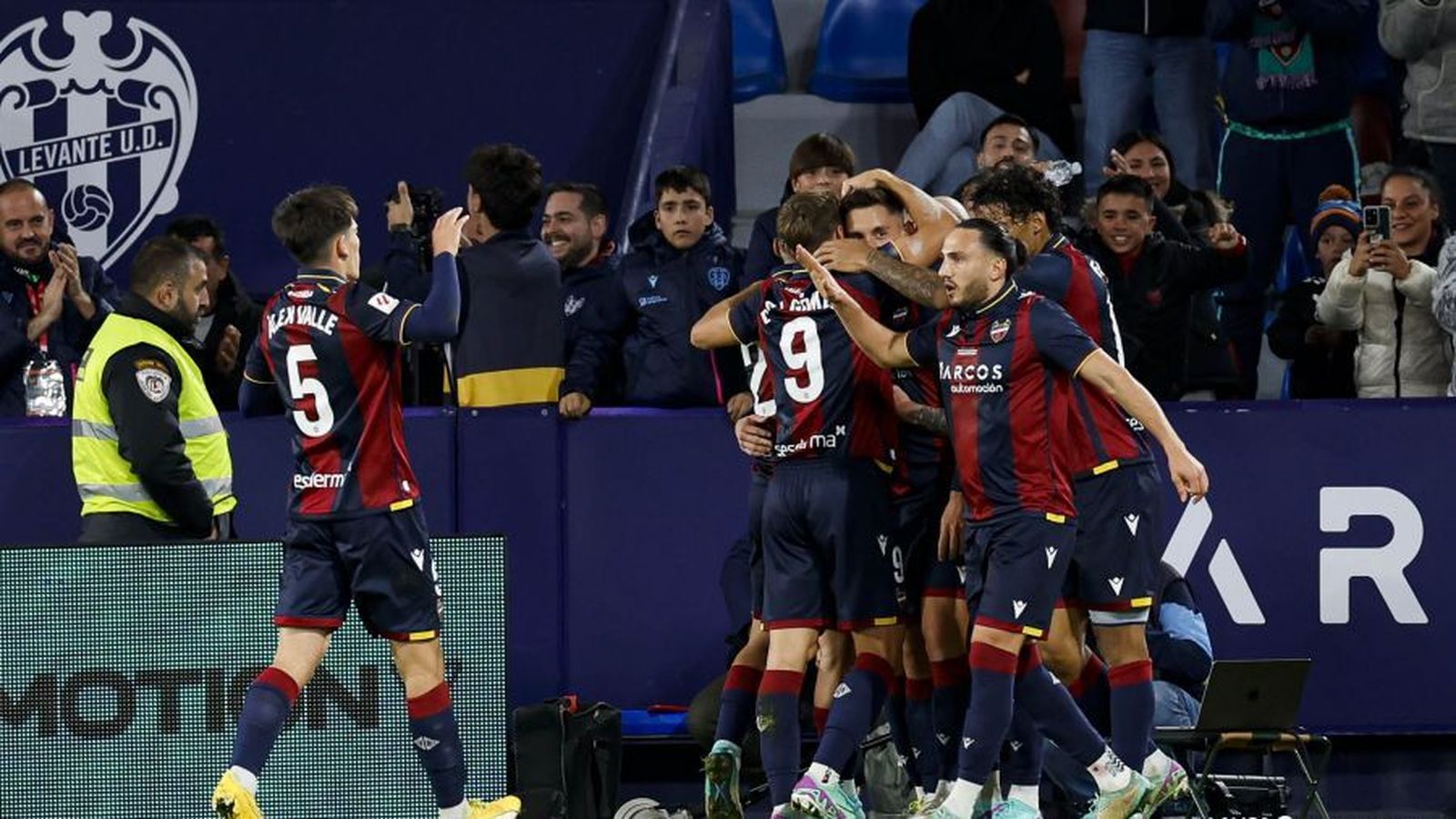 Els jugadors del Llevant celebren un dels gols(1)