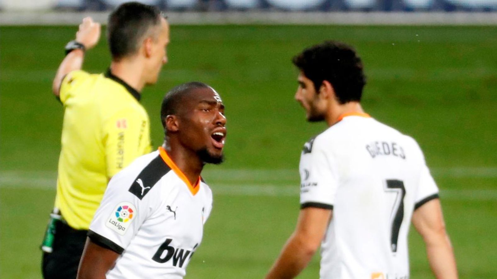 L'Eibar, sense fer res de l'altre món, ha sumat els tres punts gràcies a un gol en pròpia porta de Kondogbia al minut 17