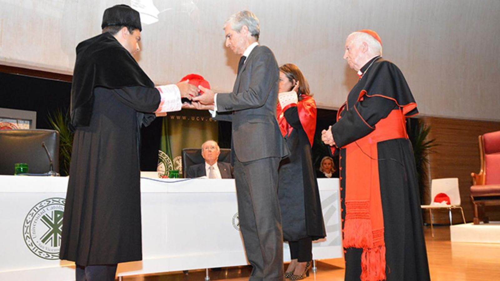 L'acte l'ha presidit el cardenal Antonio Cañizares, arquebisbe de València, i el títol l'ha recollit el fill de l'expresident. Universitat Catòlica de València