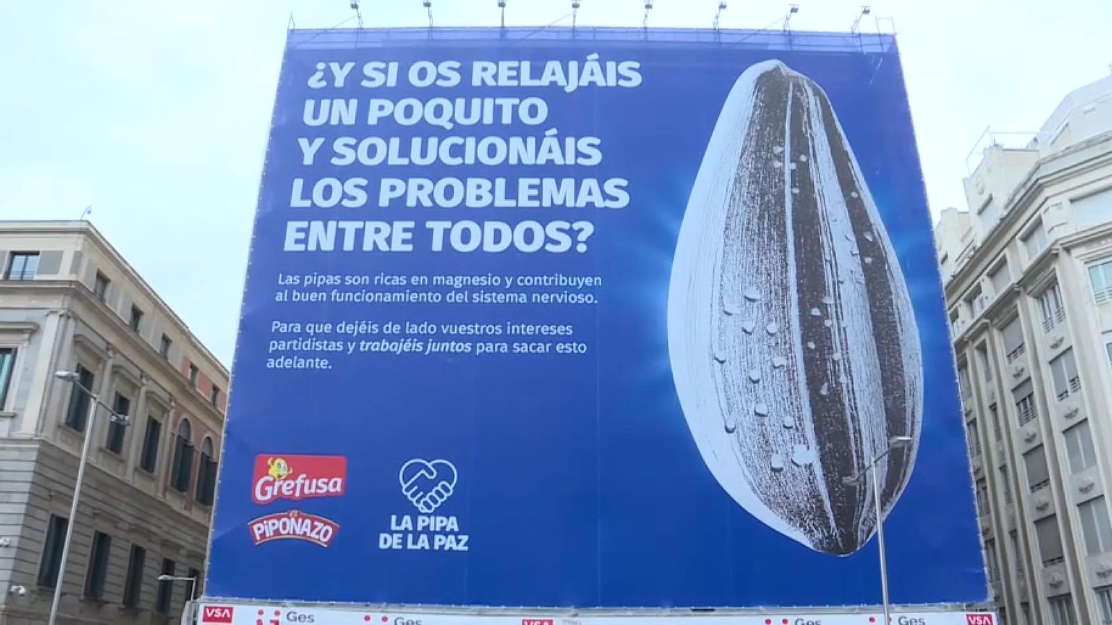 Lona publicitària que la marca de fruita seca ha penjat al costat del Congrés