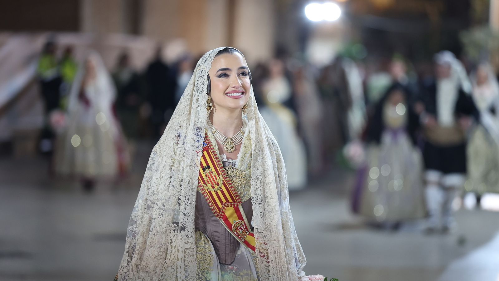 Carmen Prades, fallera major de València 2026, a la basílica de la Mare de Déu durant l'Ofrena