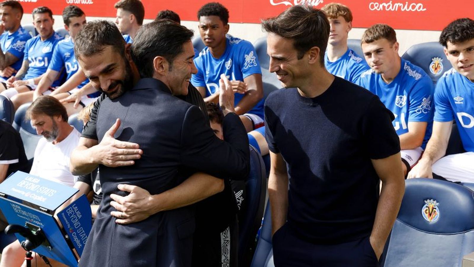 La salutació entre Marcelino García Toral i Adrián López, membre del cos tècnic d'Íñigo Pérez, en el duel de la primera volta