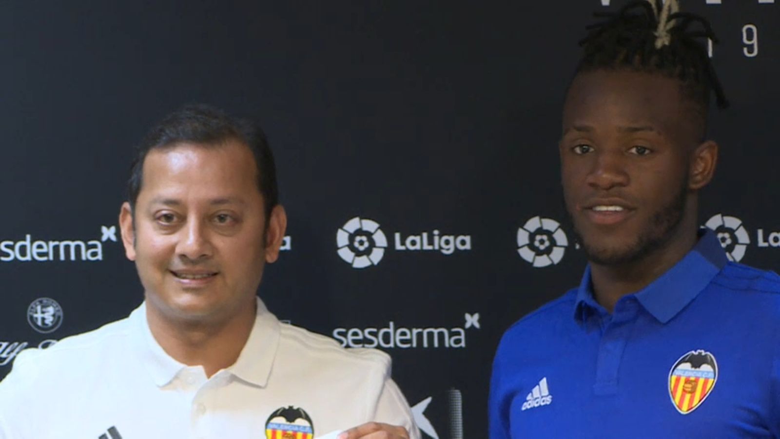 Michy Batshuayi, acompanyat per Anil Murthy, president del València CF