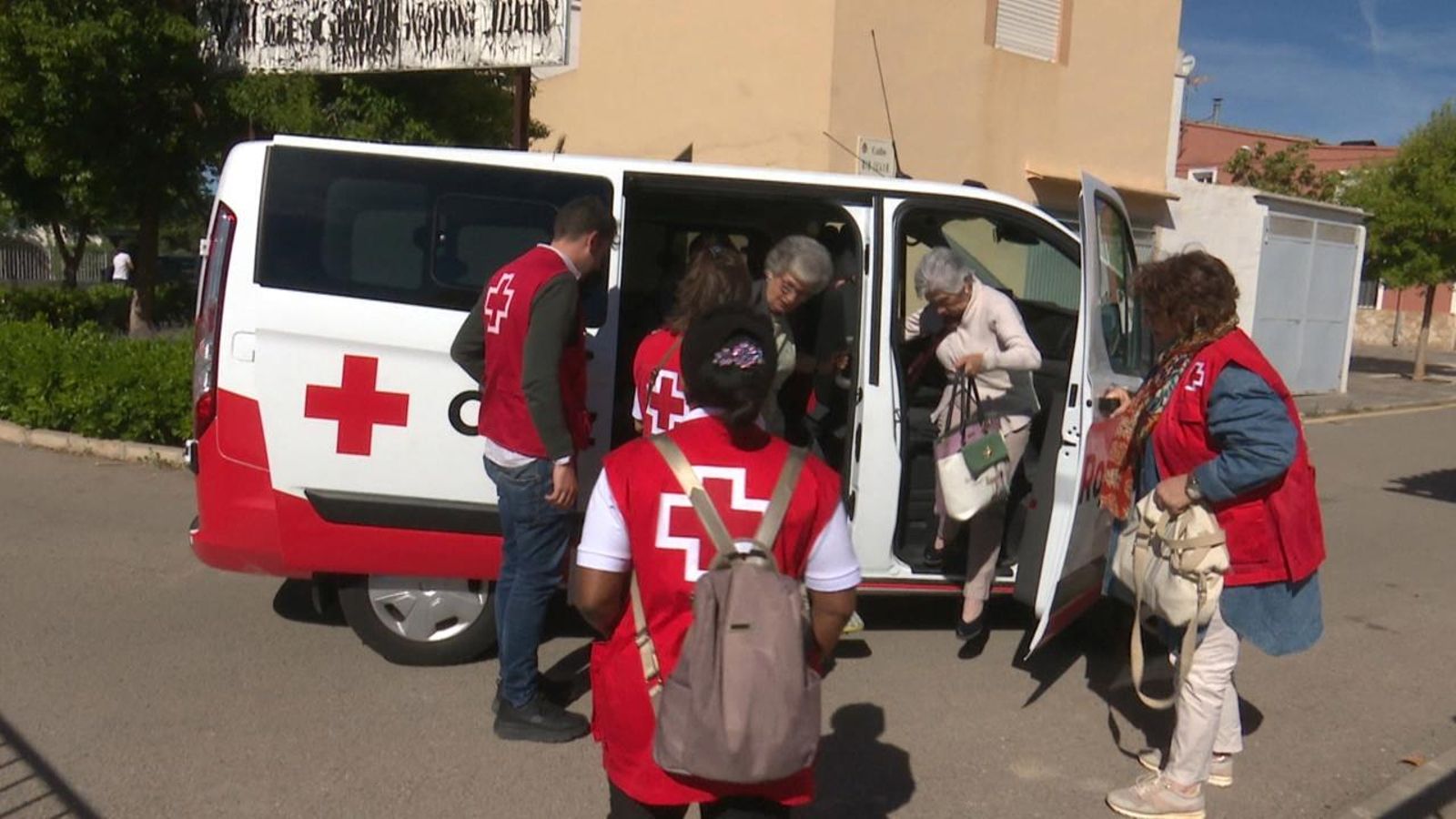 Els voluntaris de Creu Roja intervenen en un municipi a gent major