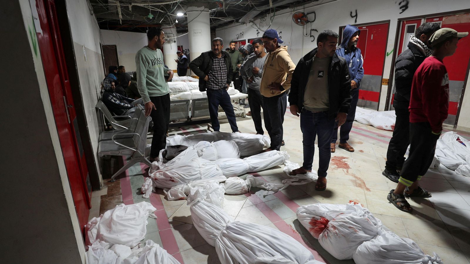 Cadàvers de palestins morts en bombardejos a l'Hospital Indonesi a Beit Lahia, Franja de Gaza