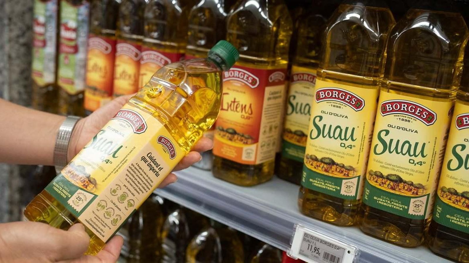 Una persona sosté una botella d'oli / David Zorrakino (Europa Press)