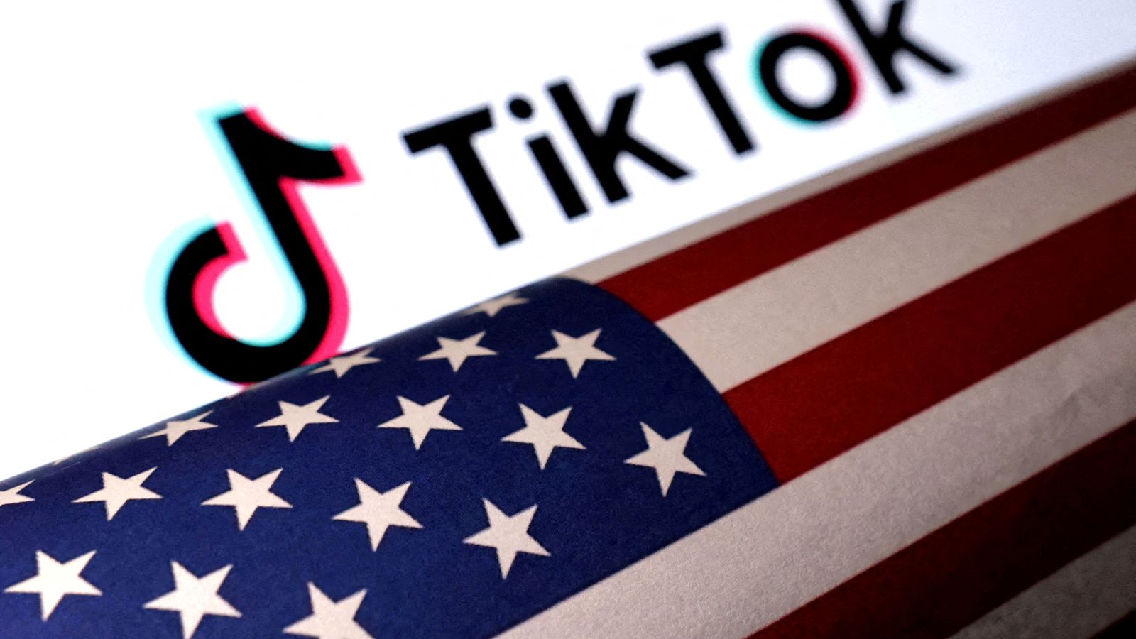 Il·lustració de TikTok sobre una bandera dels Estats Units