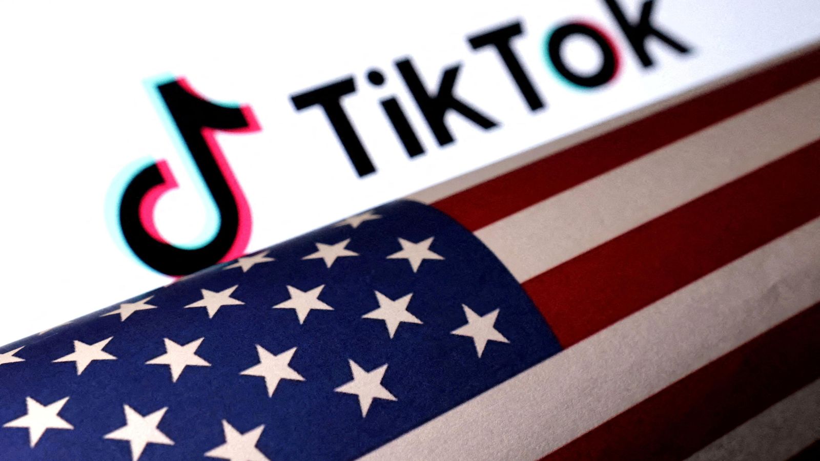 Il·lustració de TikTok sobre una bandera dels Estats Units