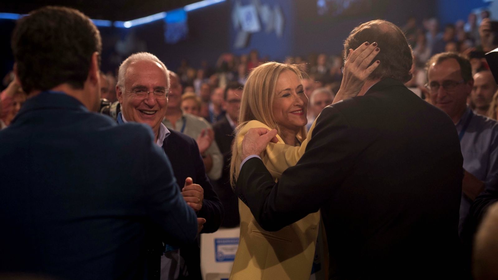 Mariano Rajoy i Cristina Cifuentes se saluden a l'inici de la convenció que el PP celebra a Sevilla