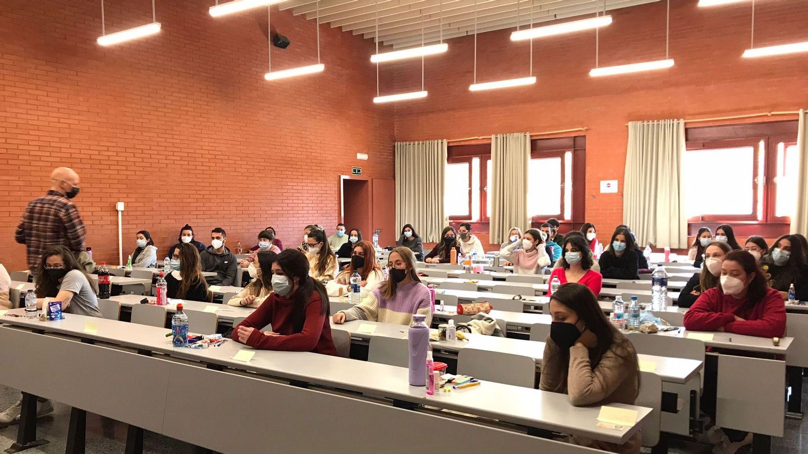 Opositors i opositores s'examinen de les proves MIR a una aulari de la Universitat de València