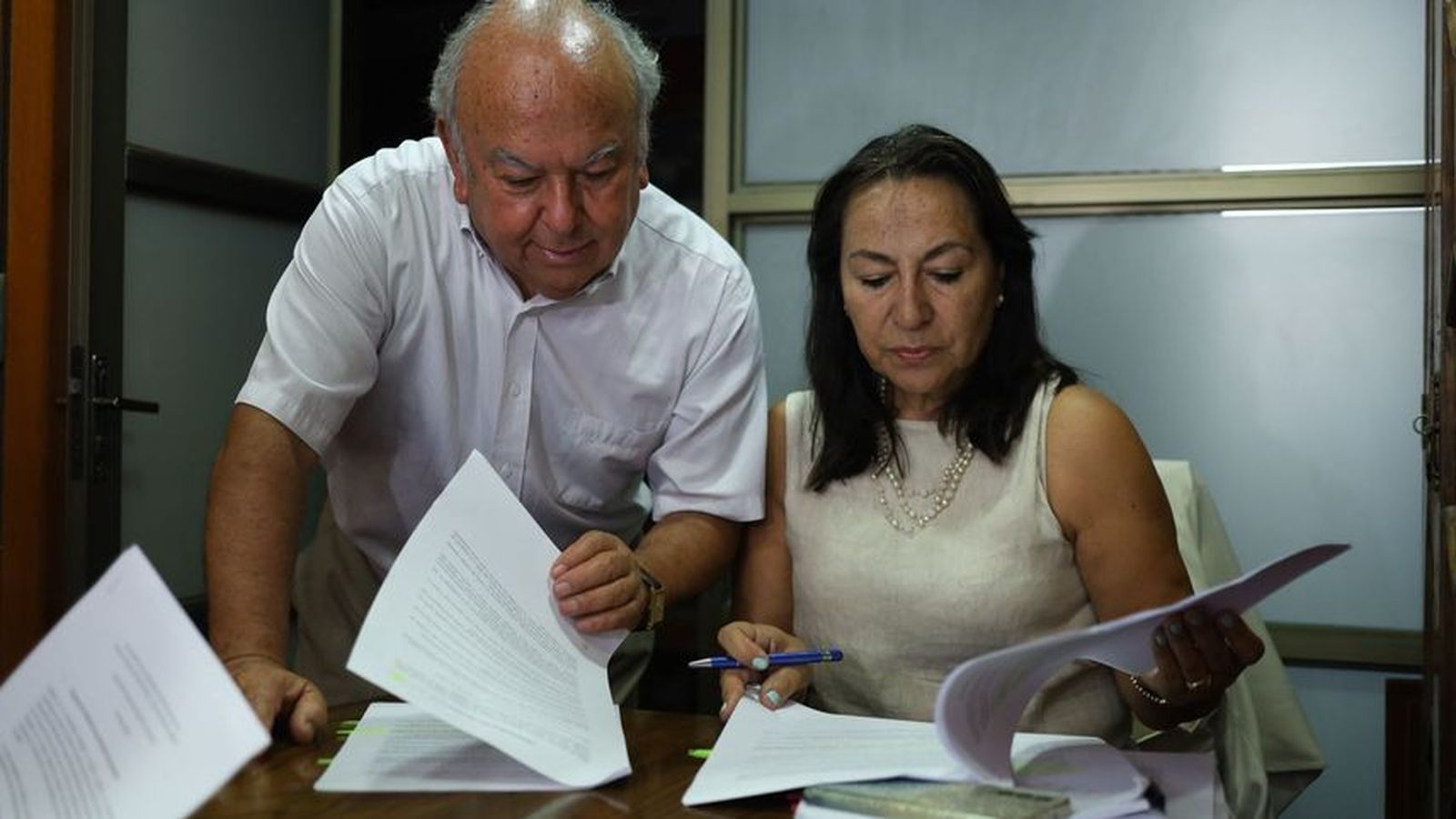 El nebot de Neruda, Rodolfo Reyes, acompanyat d'Elizabeth Flores, l'advocada del cas