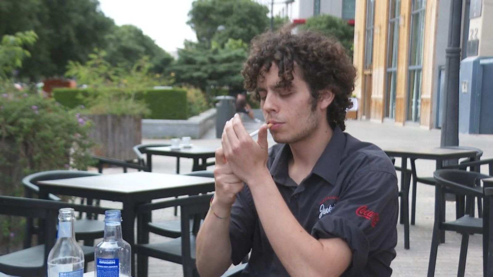 Imatge d'arxiu d'un fumador en una terrassa