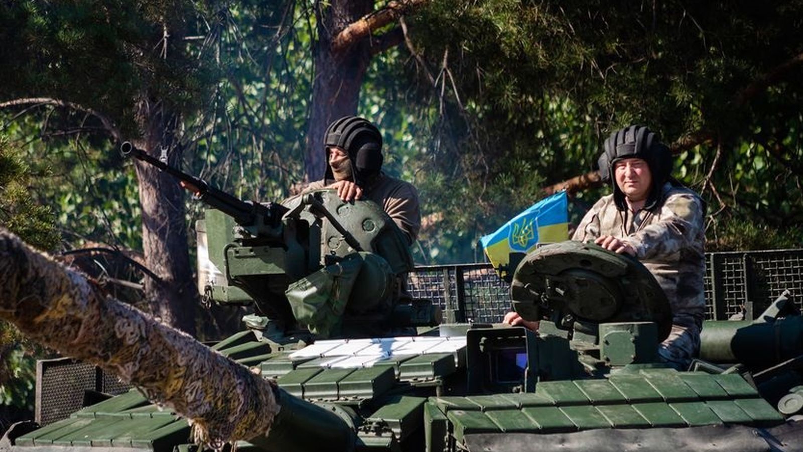 Soldats de l'exèrcit ucraïnés en un tanc