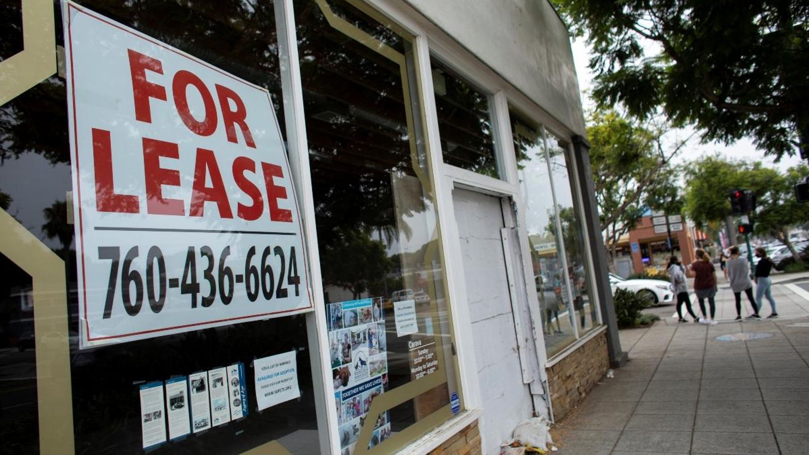 Una botiga buida a Encinitas, Califòrnia, el 30 de juliol