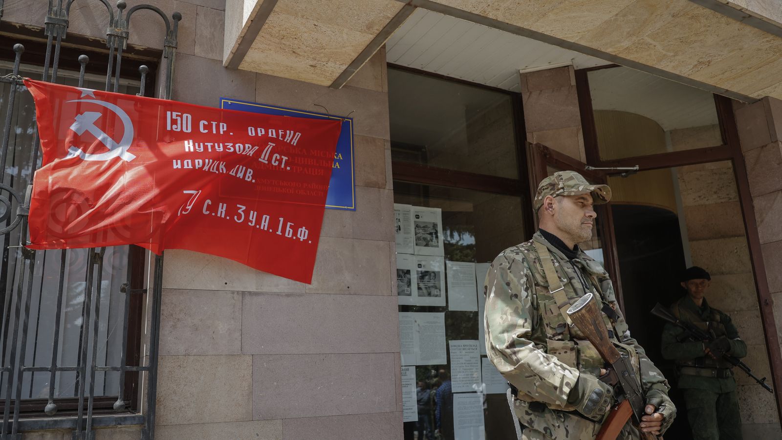 Rússia pren el control de Svetlodarsk i un milicià de l'autoproclamada República Popular de Donetsk custòdia l'entrada a un edifici a la regió de Donetsk, Ucraïna