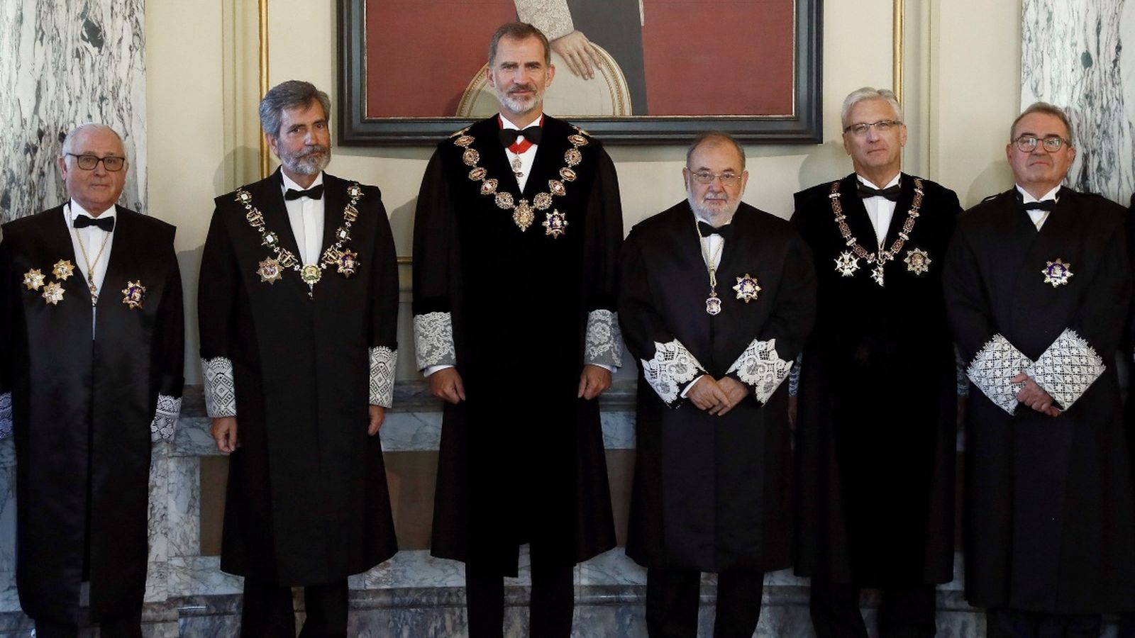 El rei Felipe VI posa al costat del president del Tribunal Suprem i del Consell General del Poder Judicial, Carlos Lesmes, a la seua esquerra