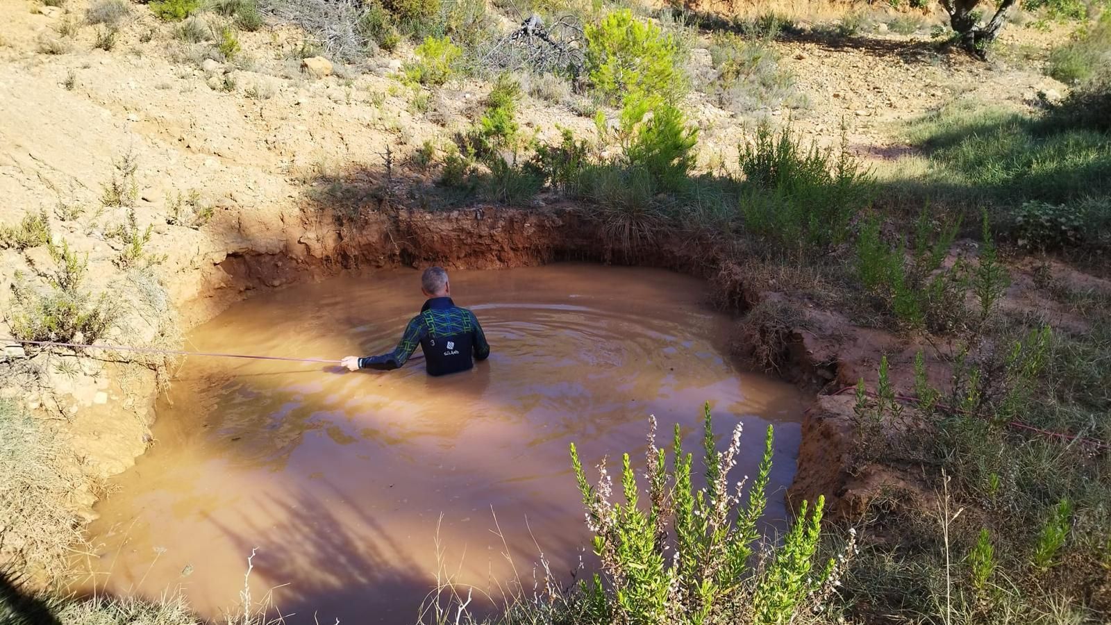 Voluntari inspeccionant una zona aquàtica