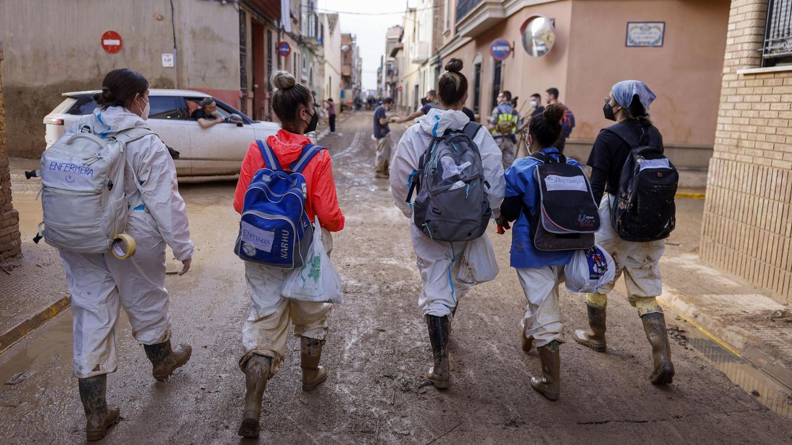 Voluntàries en un carrer de Catarroja