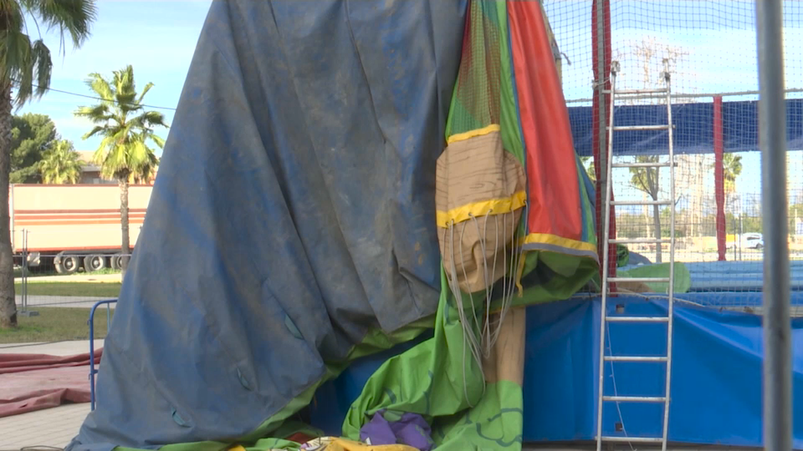 Així va quedar l'unflable després de l'accident, encastat en una tanca pròxima