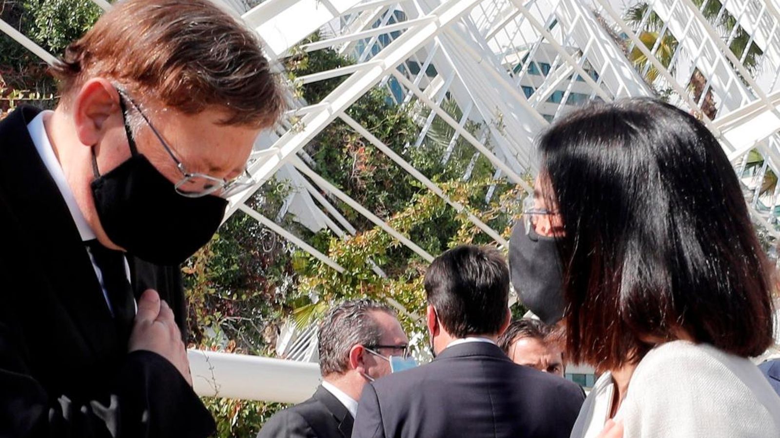 El president de la Generalitat, Ximo Puig, saluda a la ministra de Política Territorial, Carolina Darias, aquest dijous a València | Juan Carlos Cárdenas (EFE)