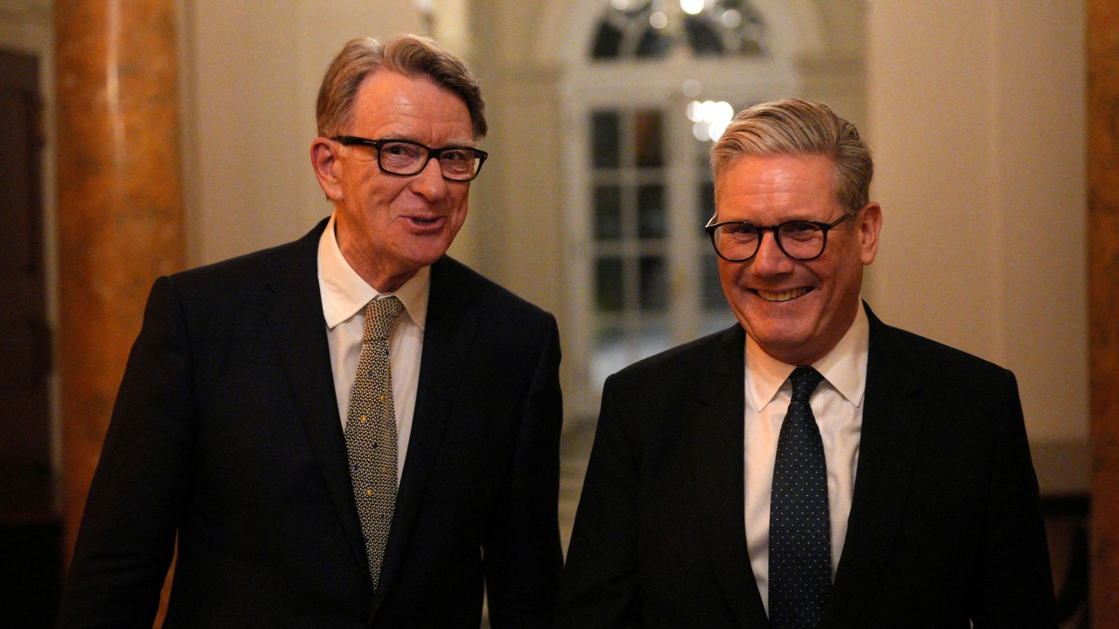 El primer ministre britànic, Keir Starmer, amb l'ambaixador del Regne Unit als Estats Units, Peter Mandelson.